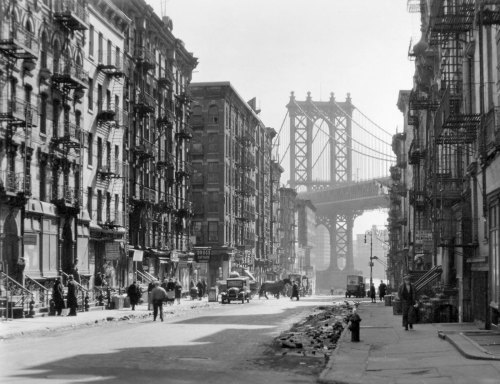 pike_and_henry_street_by_berenice_abbott_in_1936